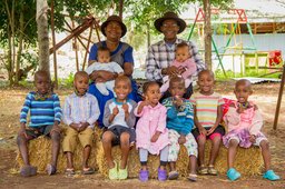Mama Esther und Daddy Mulli mit Kindern